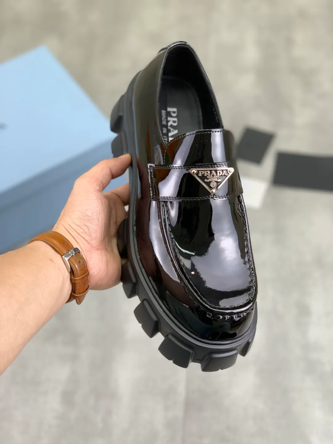 Men's shoes 💰P500 new style 💰 💎💎💎Water-dyed cow lining Original quality PRADA —🆘.Prada Original purchase agent, high-end business leather shoes, fabric: Made of Italian imported open-edge beaded cowhide material ➕Water-dyed cow lining/cowhide lining➕Specially available original outsole, fine workmanship, real-life photos🎬size: 39-45